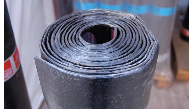 Bild, dass eine Rolle Bitumen-Schwei&szlig;bahn zeigt